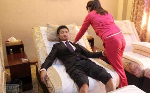 出差时接受按摩服务时猝死，是否属于工伤？