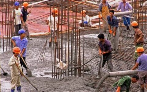 最高院答复：企业违法发包工程，与承包方雇佣的雇工不建立事实劳动关系